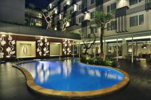 a large swimming pool in the middle of a building at Mercure Jakarta Sabang in Jakarta