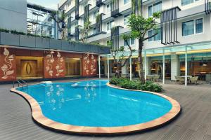 a large swimming pool in the middle of a building at Mercure Jakarta Sabang in Jakarta