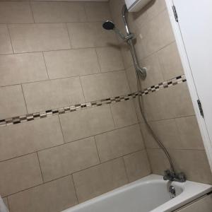 eine Dusche im Bad mit Badewanne in der Unterkunft 2 Bedroom, Near Station, Fast WI-FI, Free Parking! in London