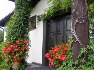 una puerta y flores delante de una casa en Dworek Lachowicze, en Grzegorzewice