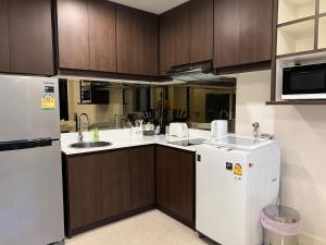 Kuchyň nebo kuchyňský kout v ubytování The aristo-access pool room Surin beach