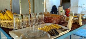 a table with glasses and a basket of bananas at Al Mare_ BG in Barra Grande