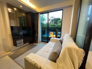 TV a/nebo společenská místnost v ubytování The aristo-access pool room Surin beach