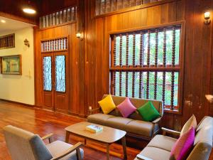 暹粒My Key Polanka Private Villa with Pool的带沙发和桌子的客厅