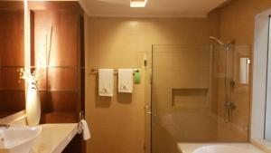 Ένα μπάνιο στο Coron Gateway Hotel & Suites