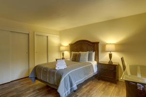 een slaapkamer met een groot bed met een houten hoofdeinde bij Zen Desert, 2BR/2BA Apartment, Private Entrance in Sedona