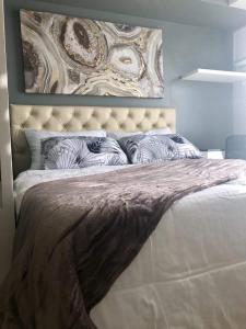 Un pat sau paturi într-o cameră la Avida-Riala Tower 2, 3 New & Stylish Studio & 1BR Condo