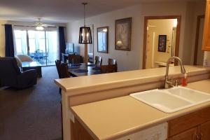 eine Küche und ein Wohnzimmer mit einer Spüle und einer Theke in der Unterkunft Emerald Bay Yacht Club G-4 in Hollister