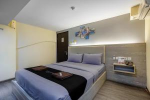 Tempat tidur dalam kamar di Infiniti Hotel