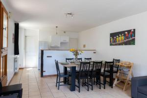 uma cozinha e sala de jantar com mesa e cadeiras em Cacatoès em Saint-Aignan