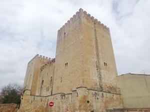 een grote kasteeltoren met een stopbord ervoor bij Piso el castillo in Medina de Pomar