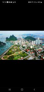 - une vue aérienne sur une ville et une rivière dans l'établissement Nha Xanh Ha Long Homestay, à Hạ Long