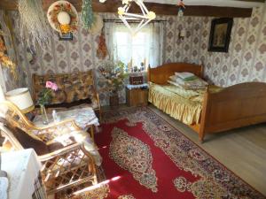 - une chambre avec un lit et un tapis rouge dans l'établissement Chata pod strzechą -Bory Tucholskie, à Świekatowo
