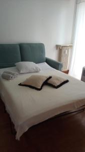 Una cama con un cabecero verde y una manta. en The cozy apartment in heart of the Nice 1km to sea, en Niza