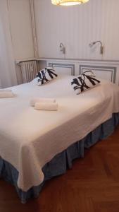 1 cama blanca grande con 2 almohadas en The cozy apartment in heart of the Nice 1km to sea, en Niza