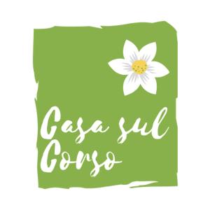 ein Schild mit einer weißen Blume auf grünem Hintergrund in der Unterkunft Casa sul Corso in Melito di Porto Salvo