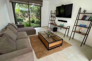 sala de estar con sofá y mesa de centro en Casa Huitzil - La mejor casa de Malinalco con alberca y jacuzzi climatizados, en Malinalco
