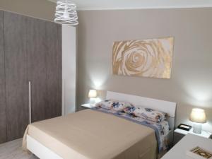 ein Schlafzimmer mit einem Bett mit zwei Kissen darauf in der Unterkunft Casa sul Corso in Melito di Porto Salvo
