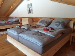 a bedroom with two beds in a log cabin at Hüttenzauber Laumer in Wörth an der Donau