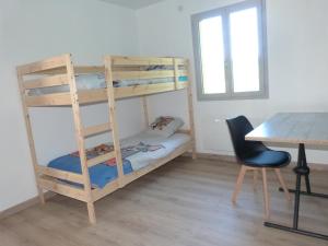 Pokój z łóżkiem piętrowym, biurkiem i stołem w obiekcie Lumineuse maison neuve, cosy,67m², 2 Chambres/6 couchages 1km Lac, 200m du bourg. Vue paisible, sur la nature w mieście Saint-Pardoux +35 zdjęć