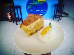 班泰的住宿－Billabong Hotel and Cafe，一块蛋糕和一块米的盘子