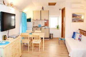 a small living room with a table and a kitchen at Apartment in the centre of Trogir in Trogir
