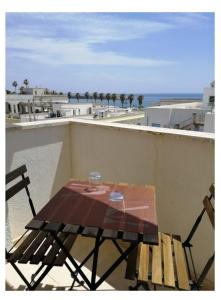 un tavolo su un balcone con vista sull'oceano di Monolocale Beatrice a 30 m dal mare centro città a Leuca