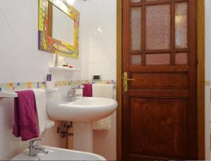 bagno con lavandino, servizi igienici e specchio di Monolocale in Centro Tuttialmare Castellammare del Golfo Sicilia a Castellammare del Golfo