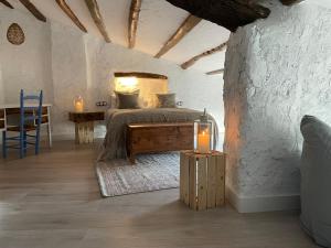 1 dormitorio con 1 cama y 1 mesa con 2 velas en Casa rural con jardín,a 8km playa y en la naturaleza Taronja&canyella, en Ardenya