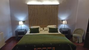 1 dormitorio con 1 cama grande y 2 lámparas en La Casa del Abad, en Ampudia