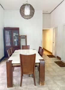 Posezení v ubytování Hostel Wees een Kind