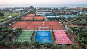 Tenis alebo squash v ubytovaní Lyttos Mare alebo jeho okolí