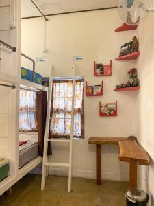 Zimmer mit Etagenbett und Fenster in der Unterkunft Hostel Wees een Kind in Malang