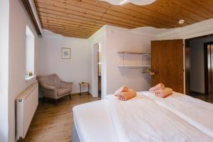 um quarto com uma cama com duas toalhas em Kaiser Apartments em Scheffau am Wilden Kaiser