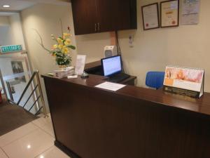un ufficio con una scrivania e un computer portatile di Old Penang Hotel - Ampang Point ad Ampang