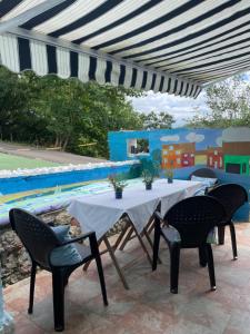 a table with two chairs and a white table with at Vistalegre78 in Grado