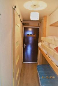 korytarz z drzwiami w pokoju w obiekcie La Foux d'Allos STUDIO 4 PERSONNES 23m2 résidence les Etoiles w mieście Allos