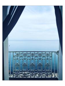 - Balcón con vistas al océano en B&B Casa Angelieri, en Pizzo