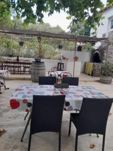 Imagen de la galería de auberge des garrigues, en Nimes 33 fotos más