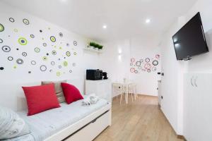 een witte woonkamer met een bank en een tv bij Villa Algi in Nardò