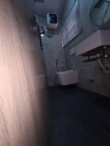 La salle de bains est pourvue d'un lavabo blanc et d'un miroir. dans l'établissement Wine House, Maitama, Abuja, à Abuja