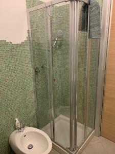 ein Bad mit einer Dusche, einem WC und einem Waschbecken in der Unterkunft I Platani 2 in Montecatini Terme