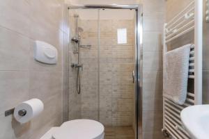 een badkamer met een douche, een toilet en een wastafel bij Villa Algi in Nardò +14 foto's
