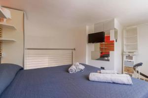 een slaapkamer met een groot bed en een tv. bij Villa Algi in Nardò