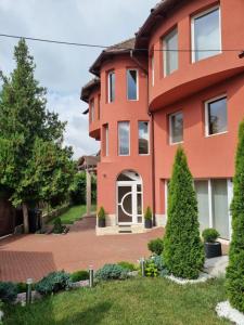 图尔达Crystal Salin的一座大型的橙色建筑,前面有树木