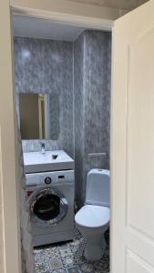 Квартира посуточно في أورالسك: حمام مع مرحاض ومغسلة وغسالة
