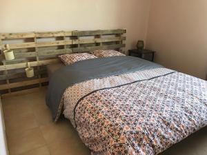 Ένα ή περισσότερα κρεβάτια σε δωμάτιο στο Vacances à Pomié +11 φωτογραφίες