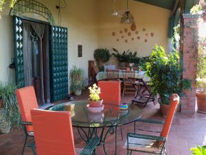 eine Terrasse mit einem Tisch und Stühlen sowie ein Esszimmer in der Unterkunft Tavernamici in Anguillara Sabazia