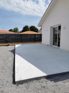 a parking lot in front of a white building at Maison Proche Centre Ville in Biscarrosse