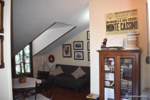 瓦瑟堡的住宿－Bed & Breakfast La Costa，带沙发和楼梯的客厅